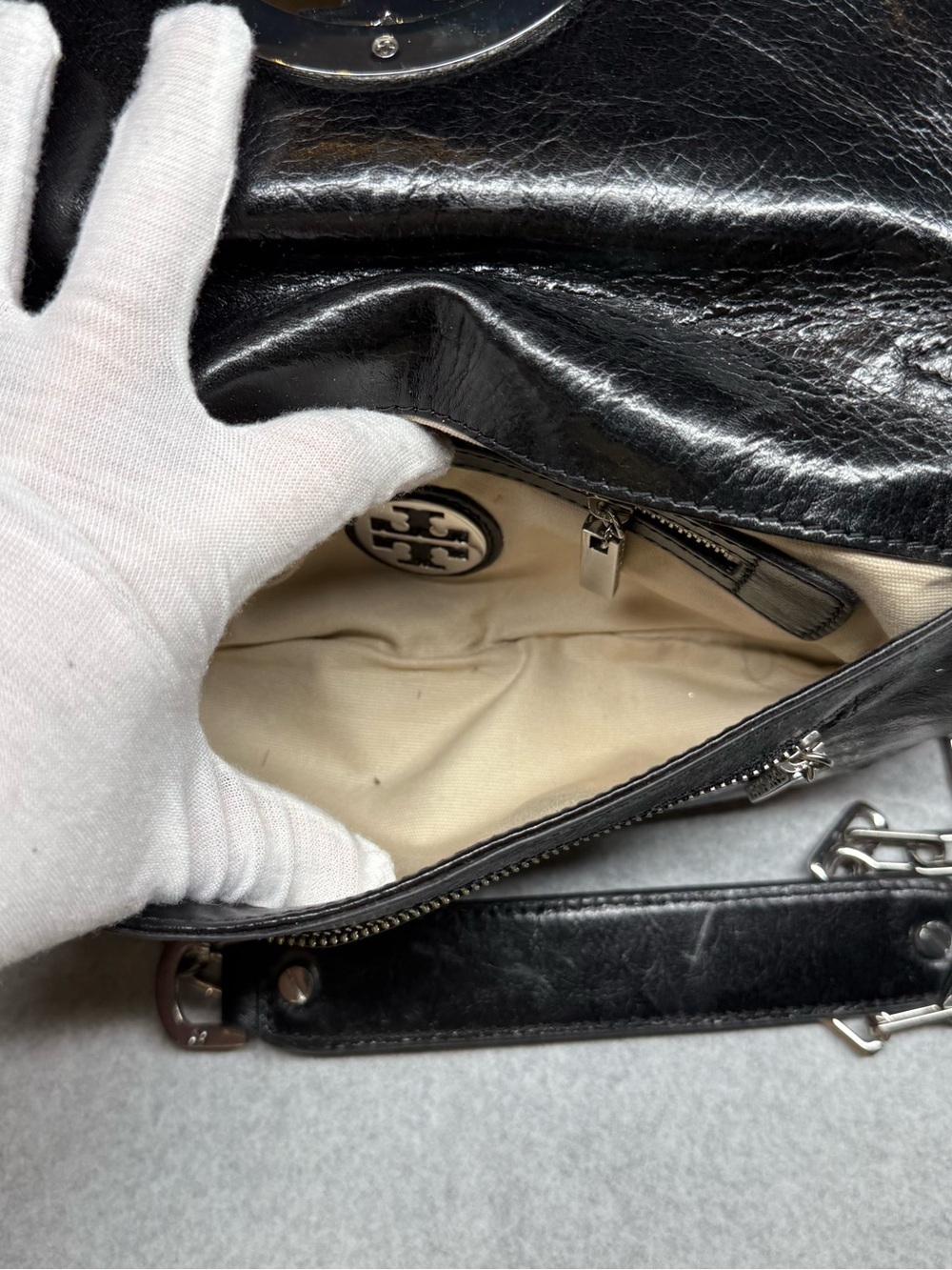 Tory Burch Black Leather Shoulder Bag with Silver Logo and Chain - Picture 4 of 7